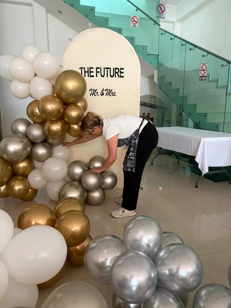 Dando forma al arco de globos