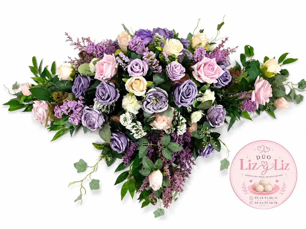 Arreglo floral en tonos lila y rosa