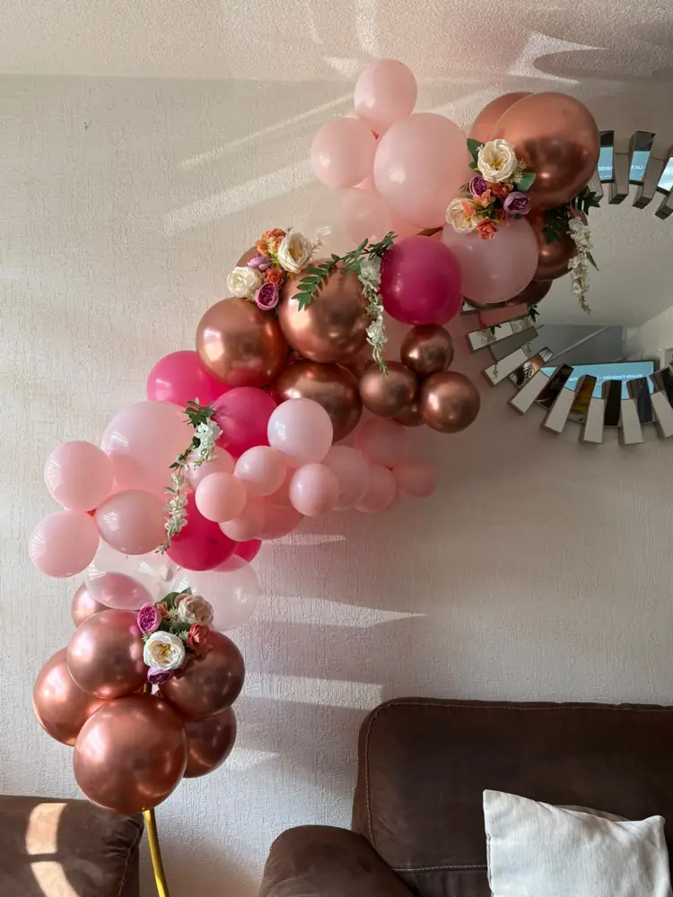 Guirnalda de globos rosa y oro rosa con flores
