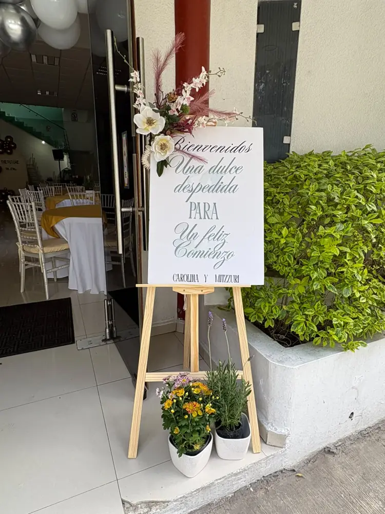 Letrero de bienvenida con arreglo floral