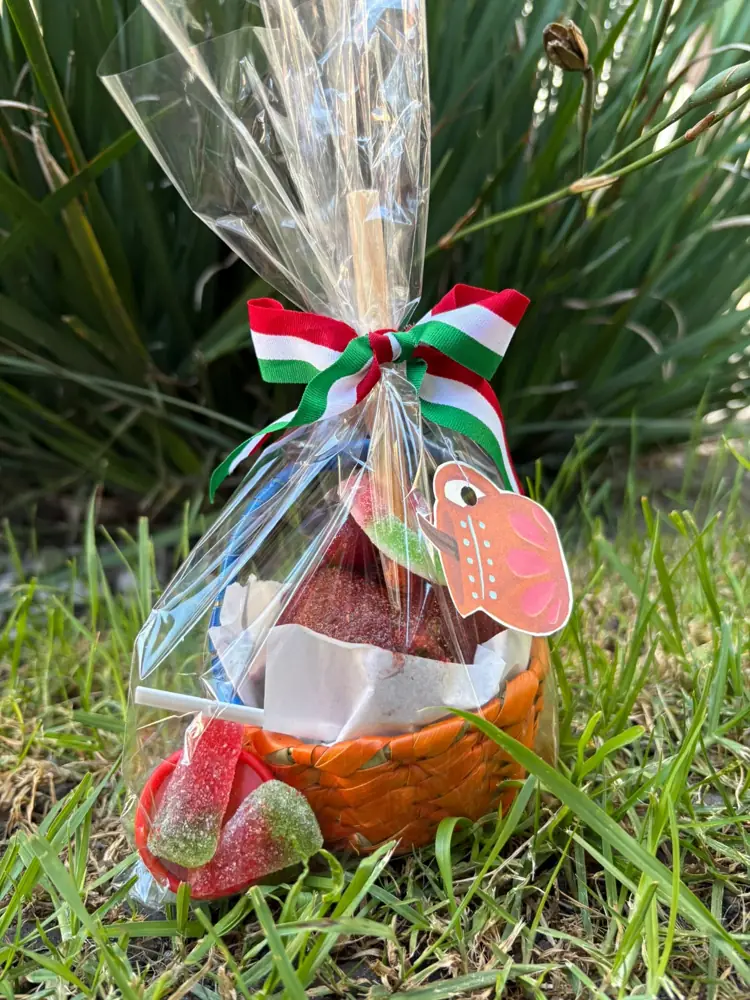 Manzana de tamarindo con chile en canastita tejida