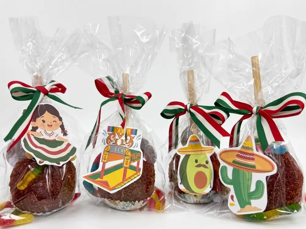 Manzanas de tamarindo con etiquetas temáticas de fiestas patrias
