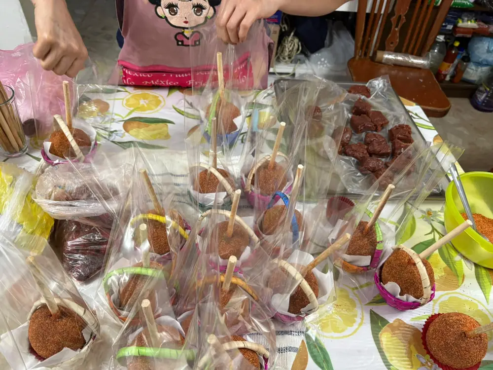 Preparando un pedido de manzanas de tamarindo